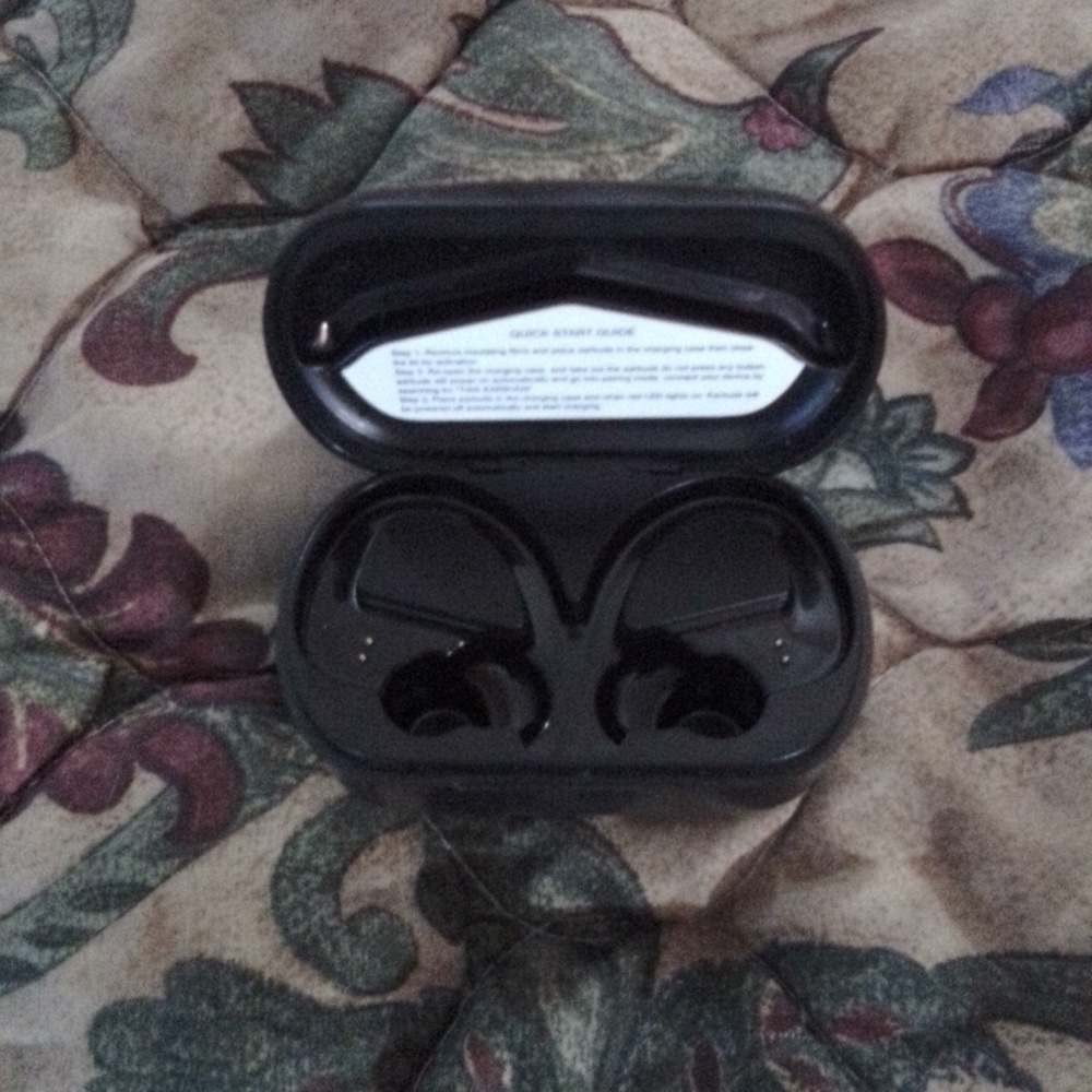 Earbud Charger Device